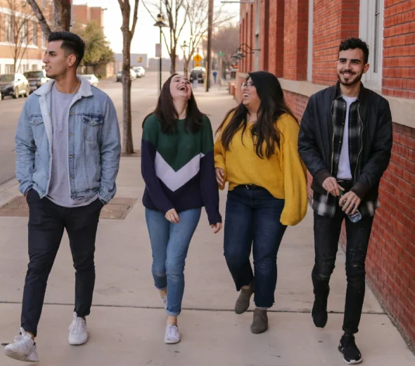 año-academico-en-irlanda-aston-languages Dos hombres y dos mujeres riendo caminando uno al lado del otro