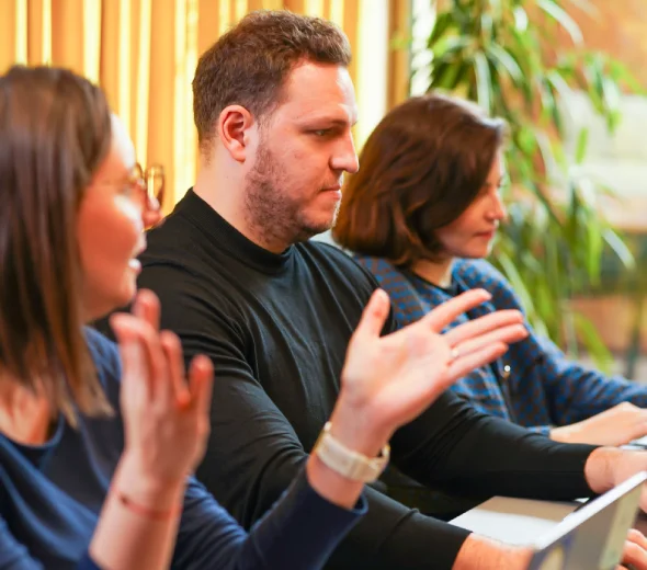 curso-de-ingles-para-adultos-irlanda-aston-languages Adultos asistiendo a clases de inglés en Irlanda